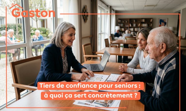Une conseillère Gaston Immo présente des documents de transition résidentielle à un senior et sa proche dans un salon lumineux.