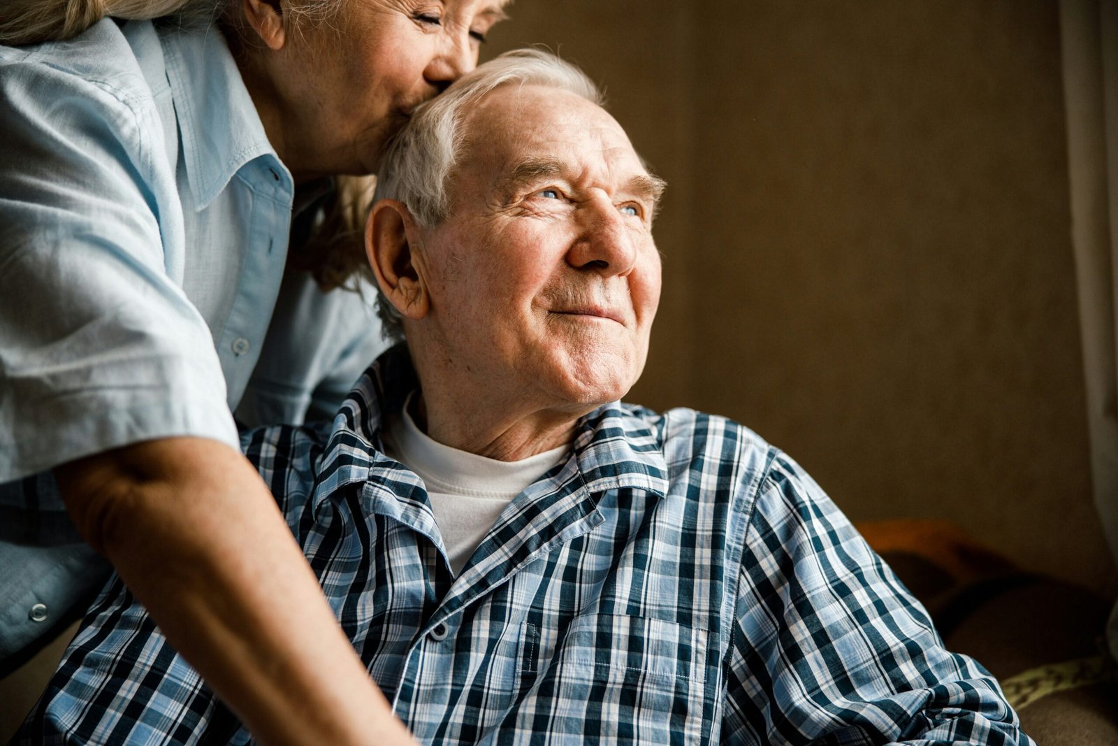 Senior accompagné par un proche